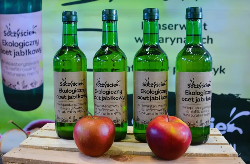 The Kitchen Scrap Healers: How Homemade Vinegar Quietly Doubled as Medicine